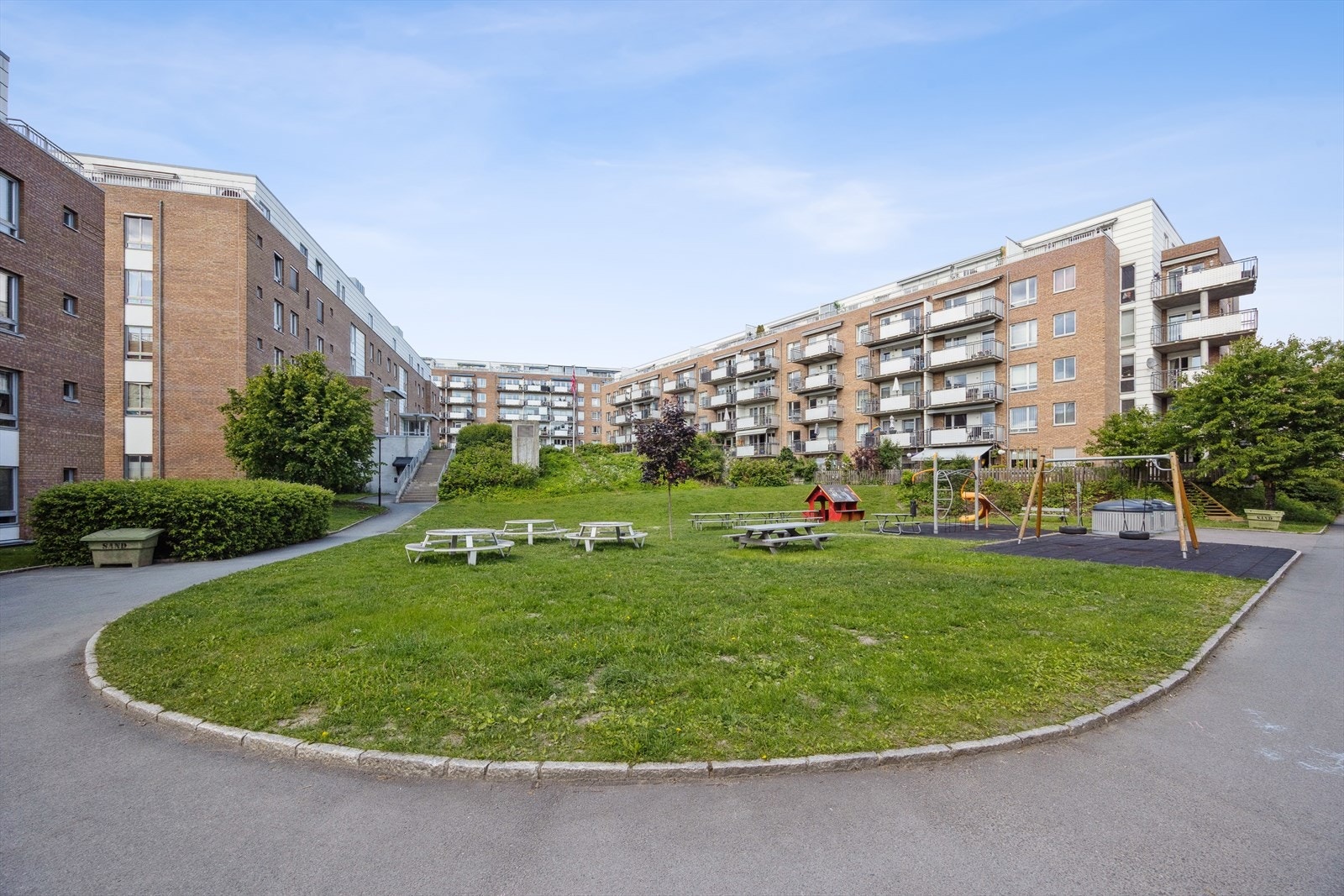 Tilbaketrukket og rolig beliggenhet som i kombinasjon med flotte grønne fellesområder åpner for et godt bomiljø og trygge omgivelser. Galleribilde