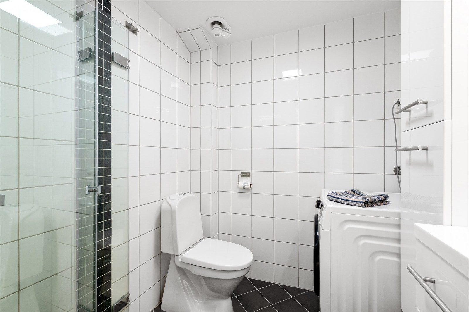 Tidløst bad med fliser og behagelig gulvvarme Galleribilde