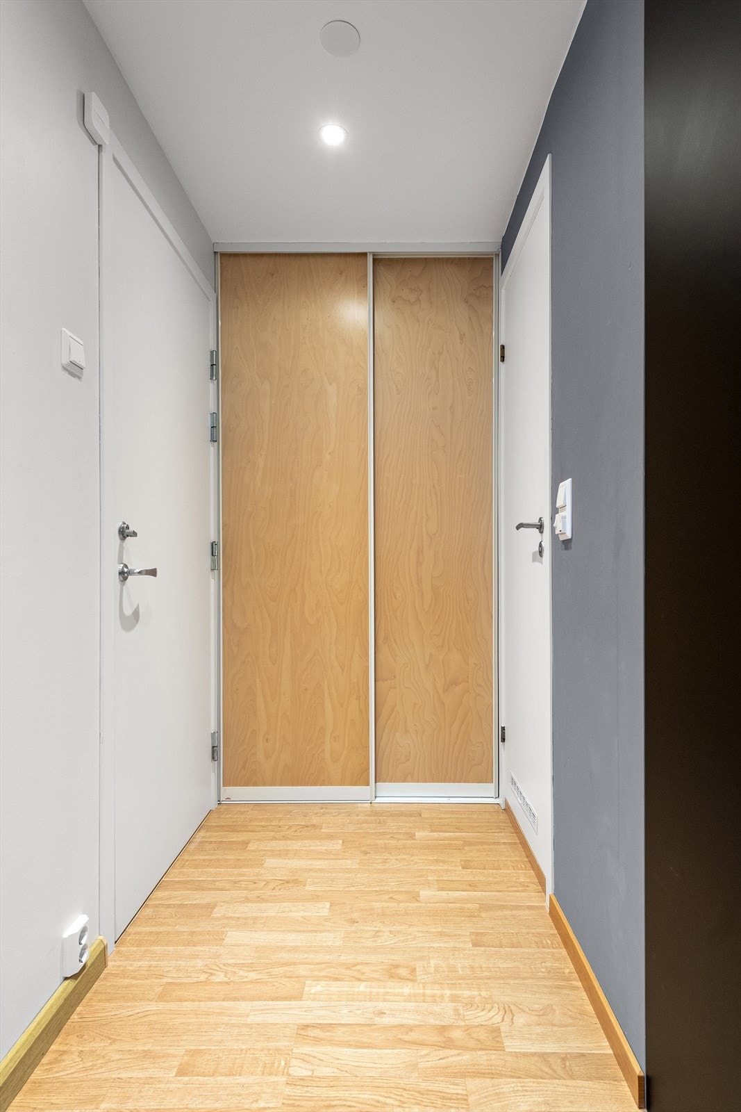 Entrè m/skyvedørsgarderobe - Inngangsdør til venstre og bad til høgre Galleribilde