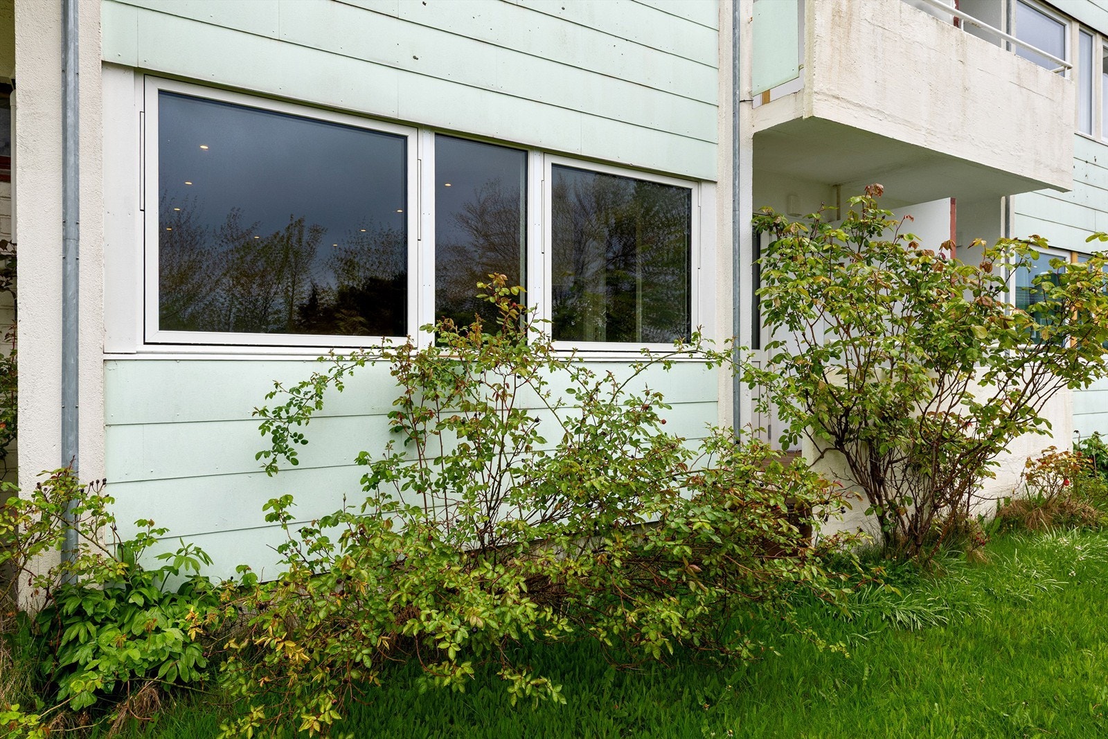 Man har mange fine turmuligheter på Aksla og nærliggende grøntområder, samt kort vei til butikker, treningssenter og kafeer Galleribilde