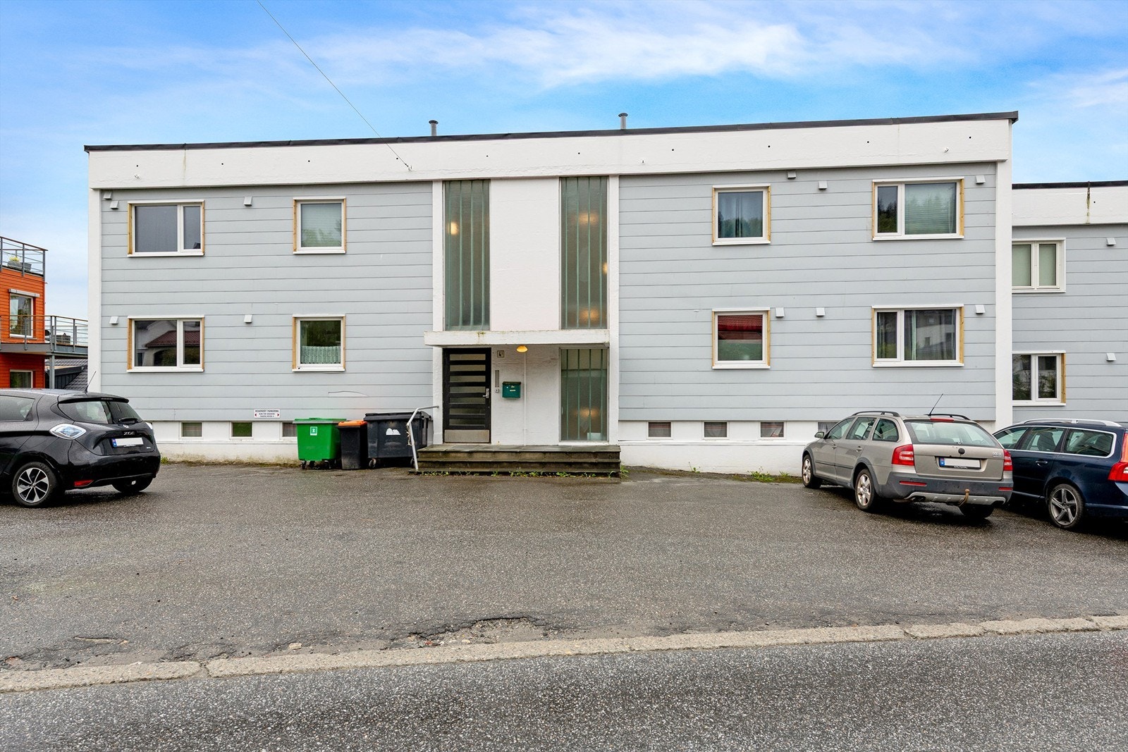 Parkering på sameiets tomt. Det medfølger ikke egen parkeringsplass, men fri parering for sameiere Galleribilde