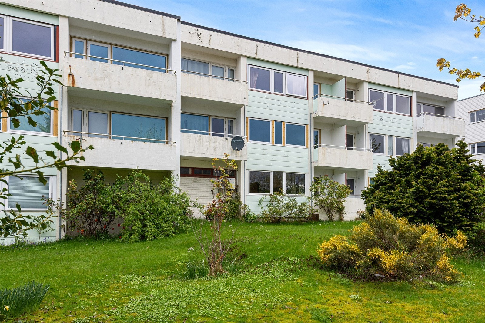 Leiligheten er beliggende i 1. etasje med direkte utgang til felles hage. Kort vei til NTNU og NMK Galleribilde