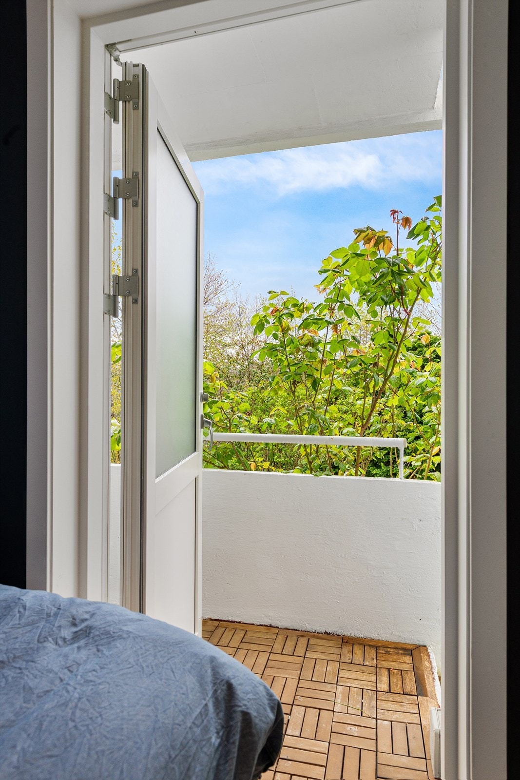 Fra sovealkoven har man utgang til terrasse og felles hage Galleribilde