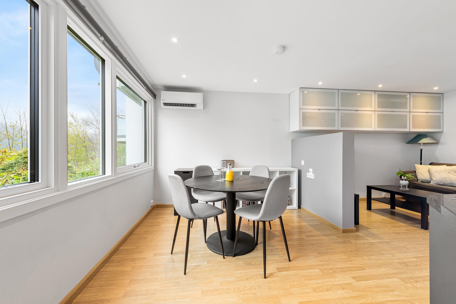 Det er montert varmepumpe på stue/kjøkken-delen som gir god oppvarming av leiligheten Galleribilde