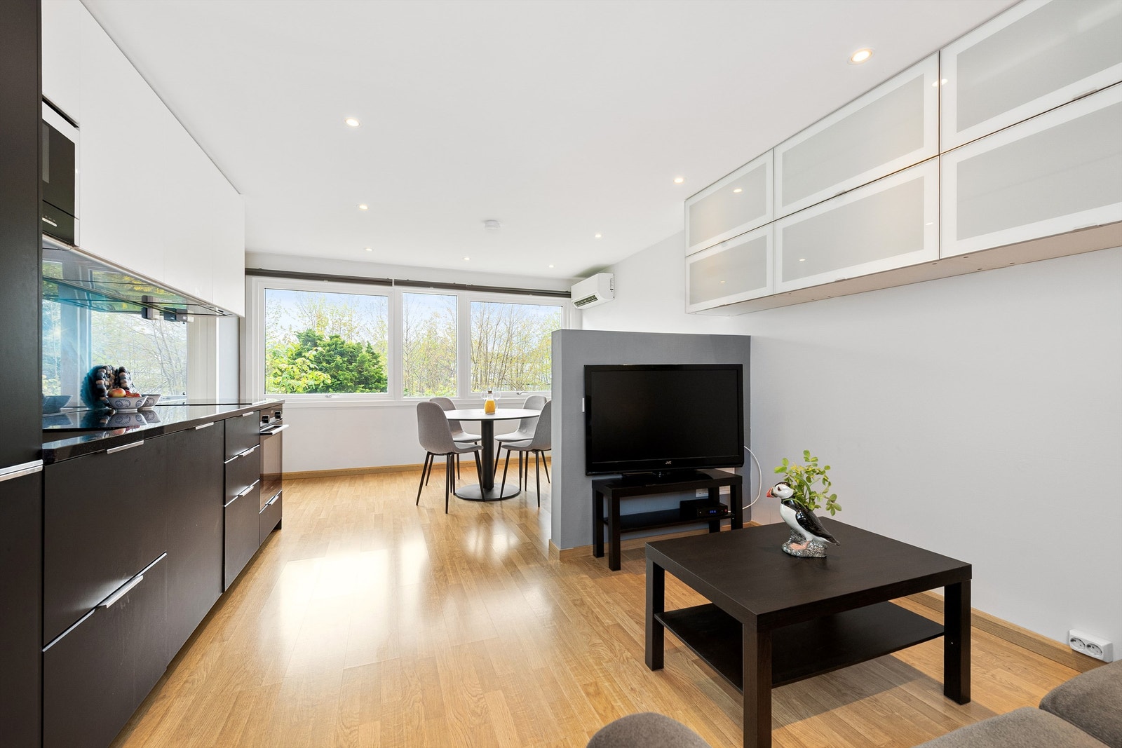 Store vindusflater som slipper inn rikelig med naturlig lys og gir en følelse av romslighet Galleribilde