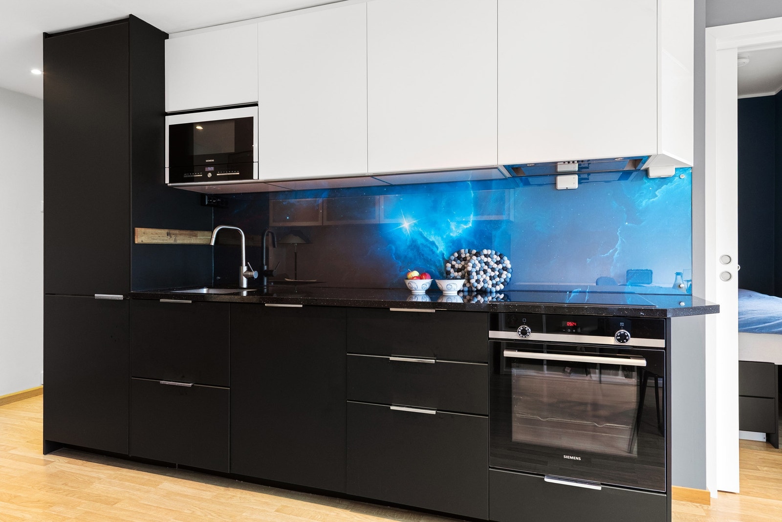 Kjøkkenet har integrert kjøleskap/frys, oppvaskmaskin, steketopp, komfyr og mikro Galleribilde