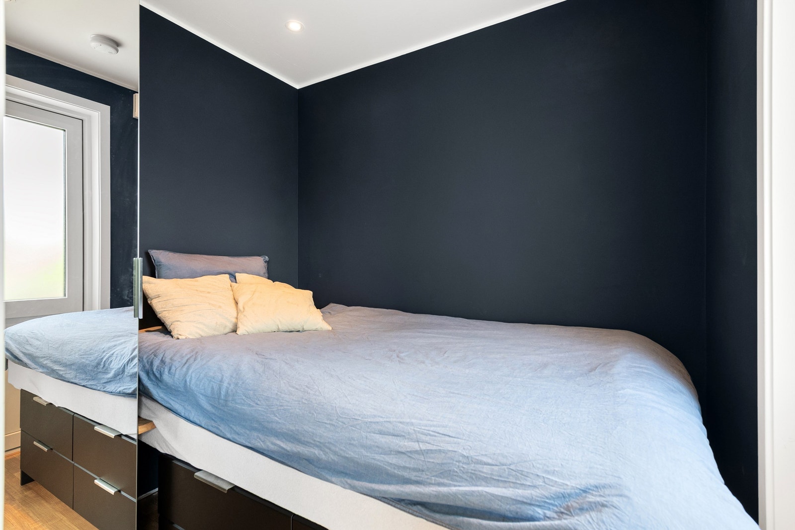 Sovealkove med garderobeskap Galleribilde