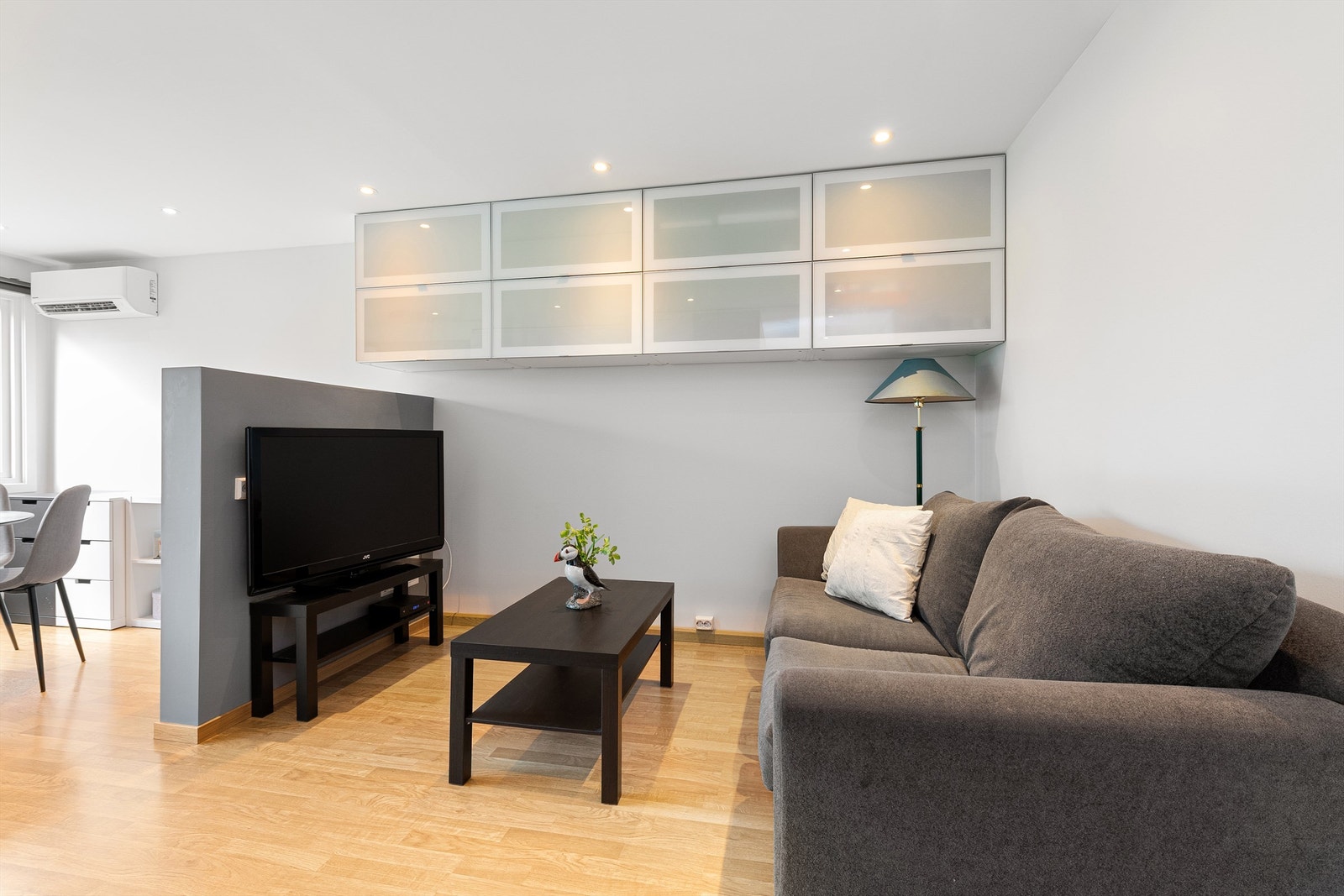 Leiligheten har en naturlig inndeling med tv-stue, kjøkken og spisestue. Rommet har et areal på cirka 22 kvadratmeter Galleribilde