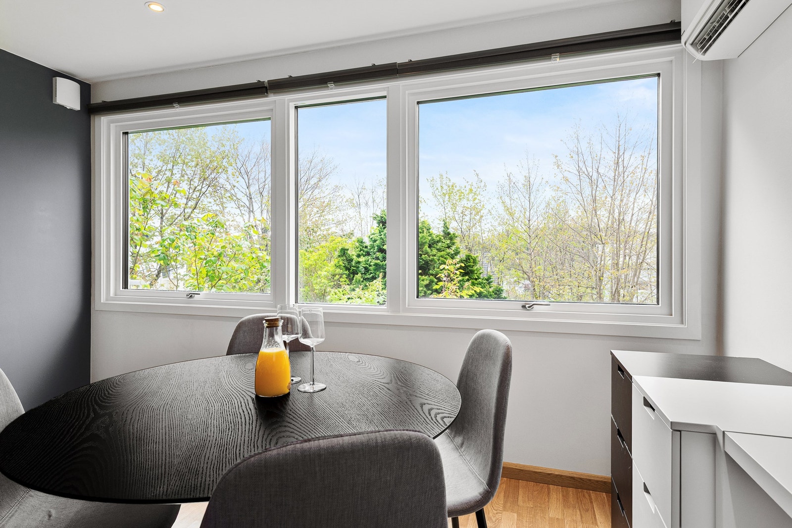 Utsikt mot felles hage med grønne omgivelser Galleribilde