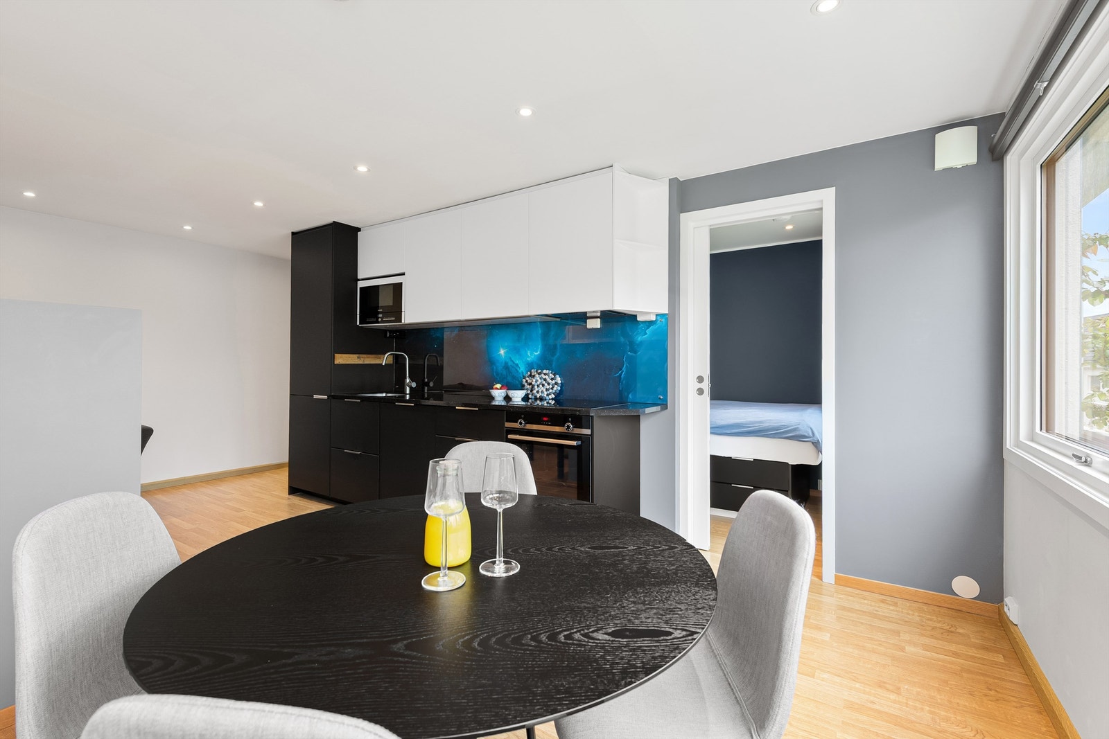 Tilkomst til sovealkove fra stue/kjøkken Galleribilde