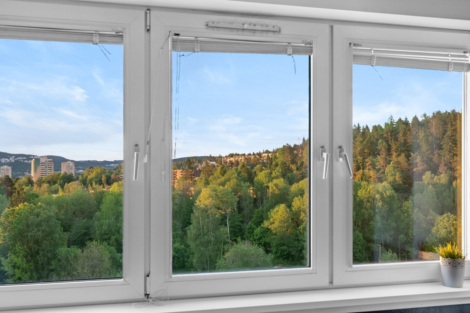 Utsikten fra soveromsvinduene er flott, med grønne omgivelser og et fredelig blikk ut mot Østmarka. Galleribilde