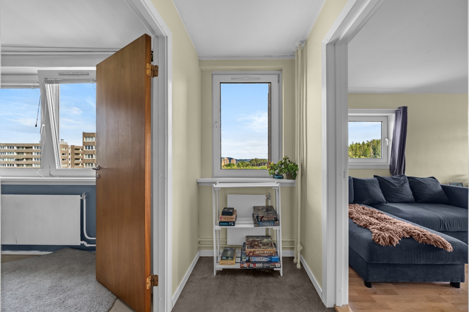 En lys og praktisk gang binder sammen soverom og stue, og gir en naturlig flyt i boligens planløsning. Gangen fungerer også som en fin overgang mellom oppholdsrom og soveom. Galleribilde