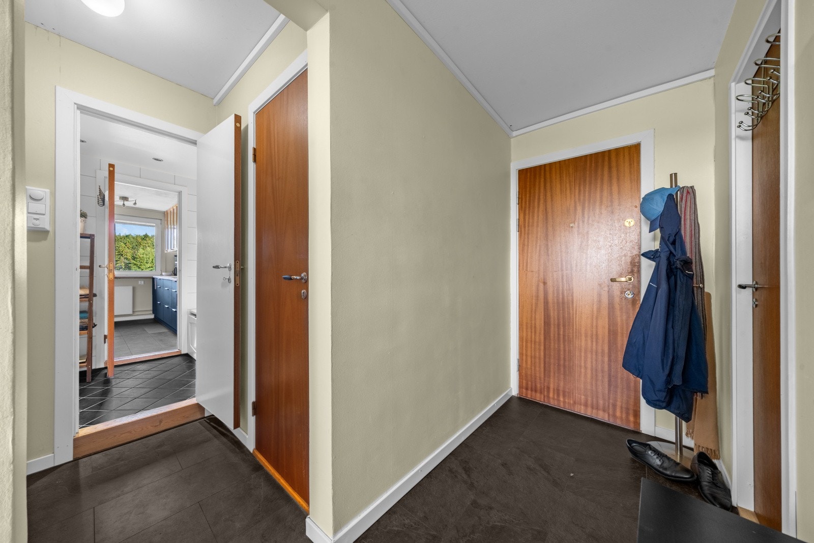 Fra gangen er det praktisk gjennomgang til både bad og kjøkken! Galleribilde