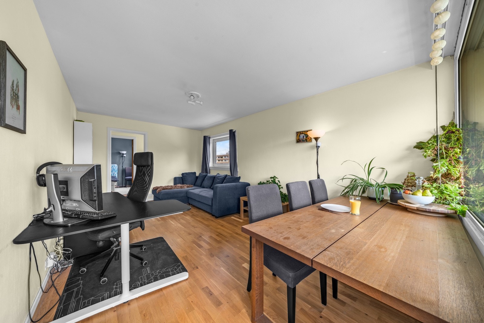 Romslig stue med utgang til balkong. Galleribilde