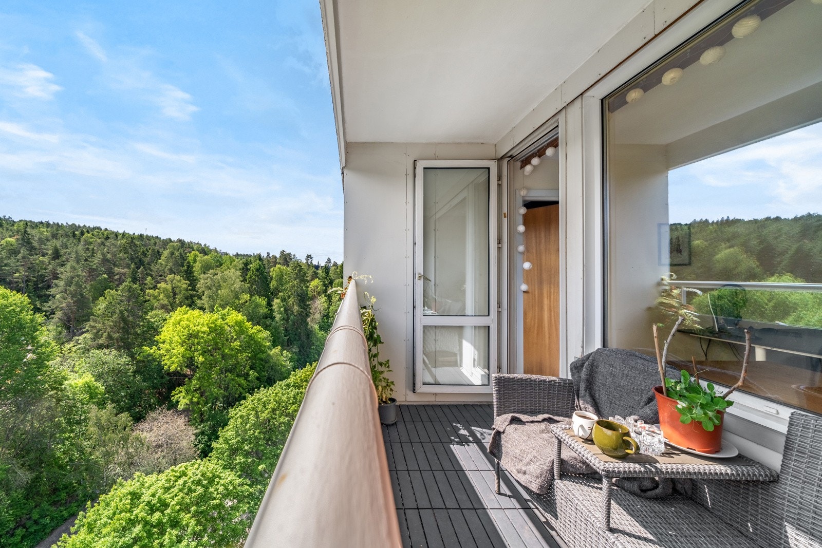 Leiligheten har en solrik balkong hvor du kan nyte varme dager og vakre utsikter mot Østmarka. Balkongen er et perfekt sted for avslapning, måltider ute eller sosialt samvær i solen. Galleribilde