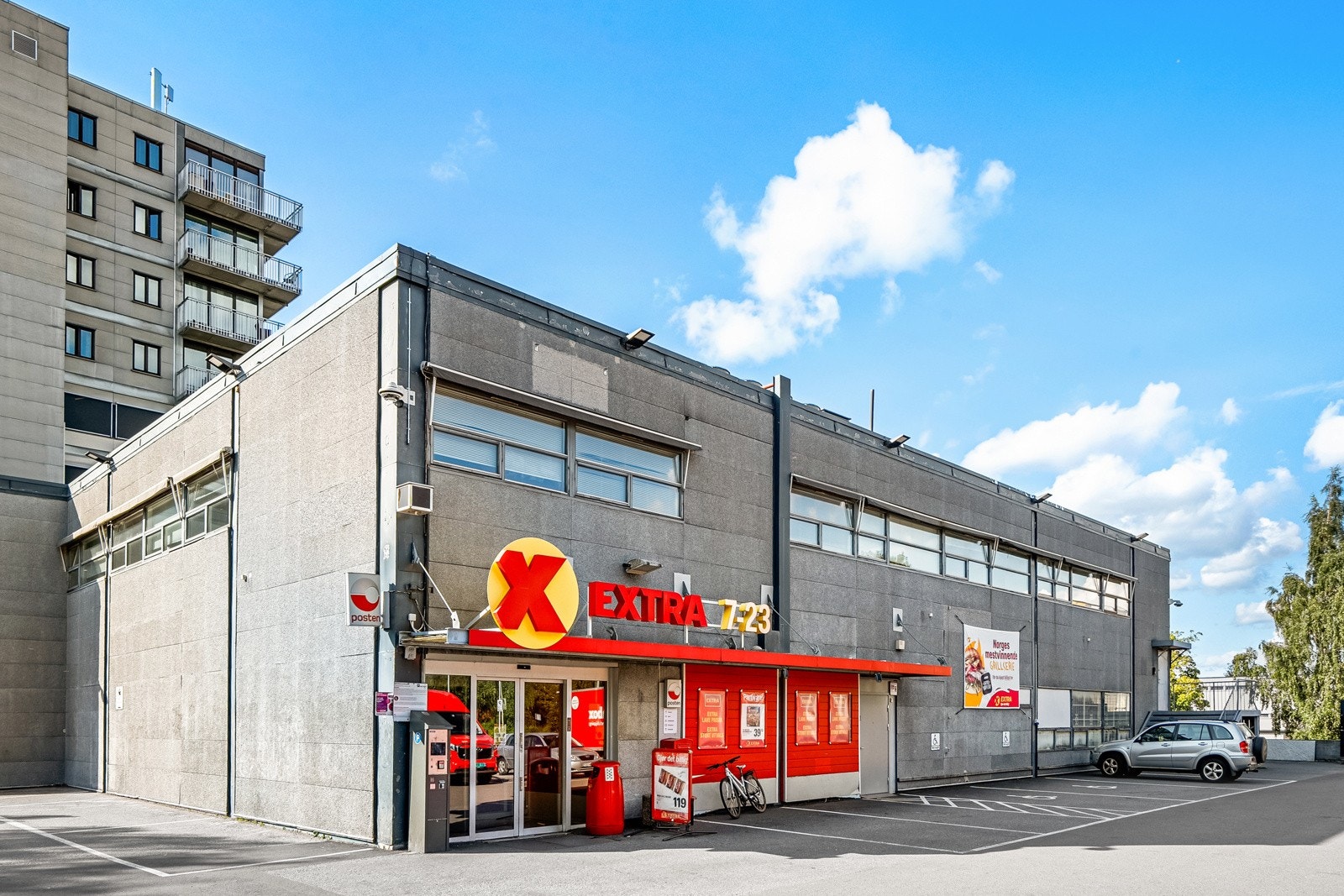 Haugerud Senter er et lokalt kjøpesenter i Oslo som huser en rekke butikker og tjenester, inkludert dagligvarebutikk, helsetjenester og treningssenter. Senteret er også under utvikling, med planer om å bygge omsorgsboliger i andre etasje . Galleribilde