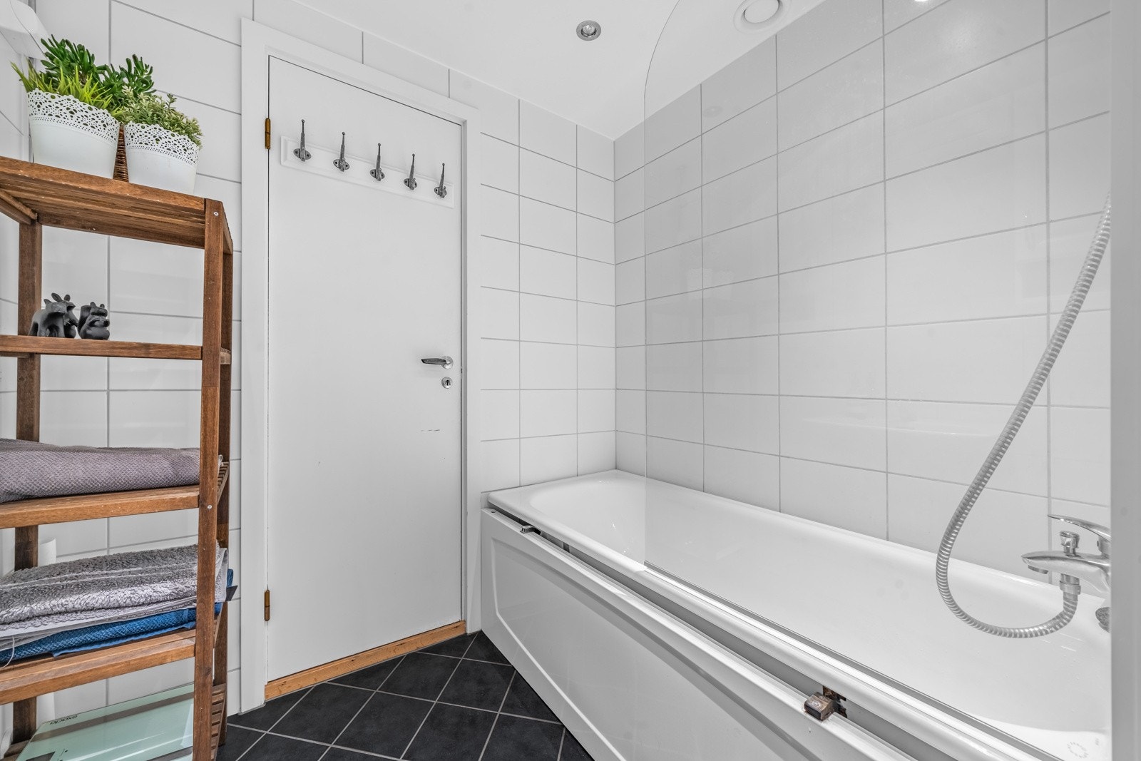 Badet er utstyrt med badekar. Galleribilde