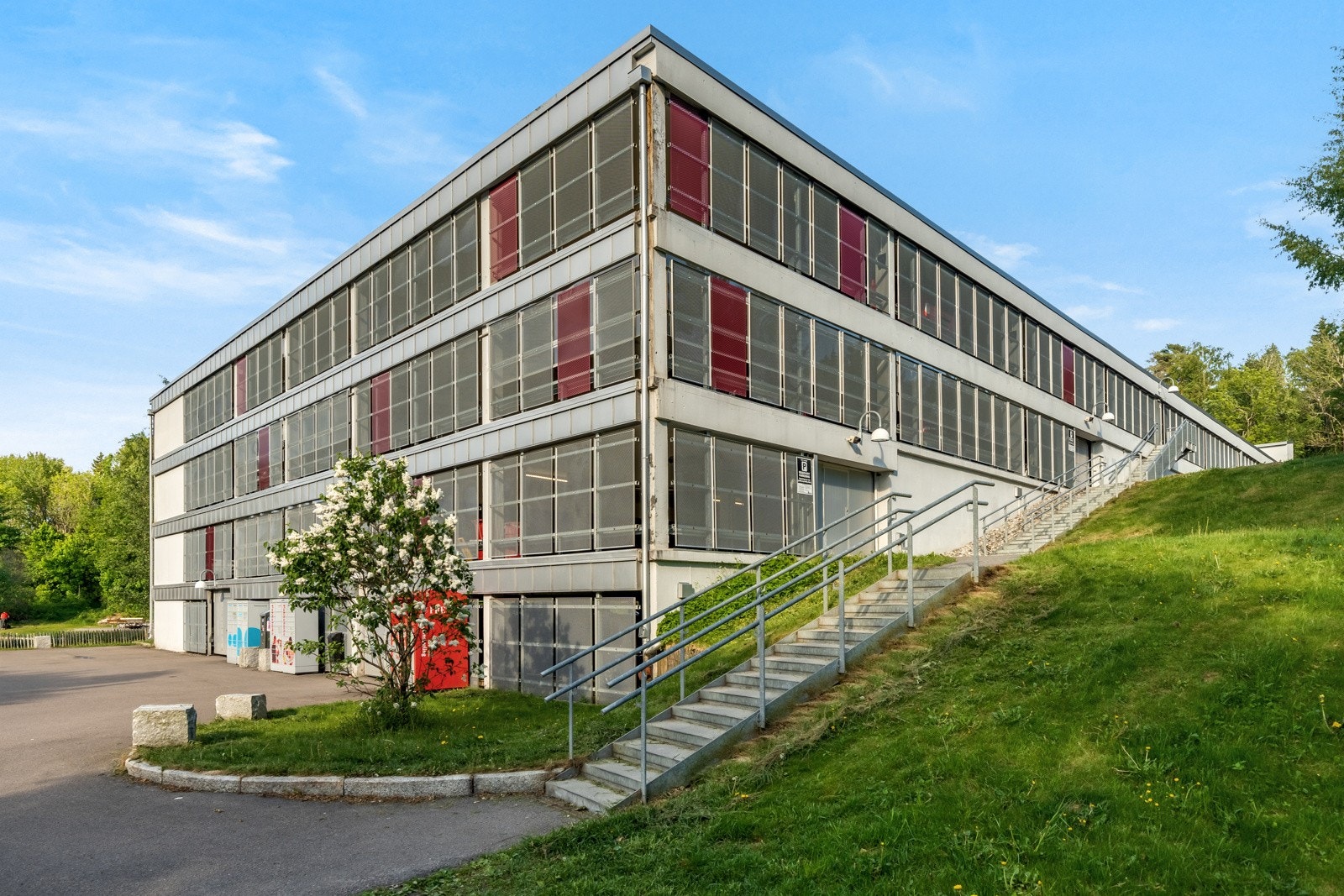 Borettslagets parkeringshus med gjesteparkering utenfor. Det er gode muligheter for leie av parkeringsplass både inne og ute. Galleribilde