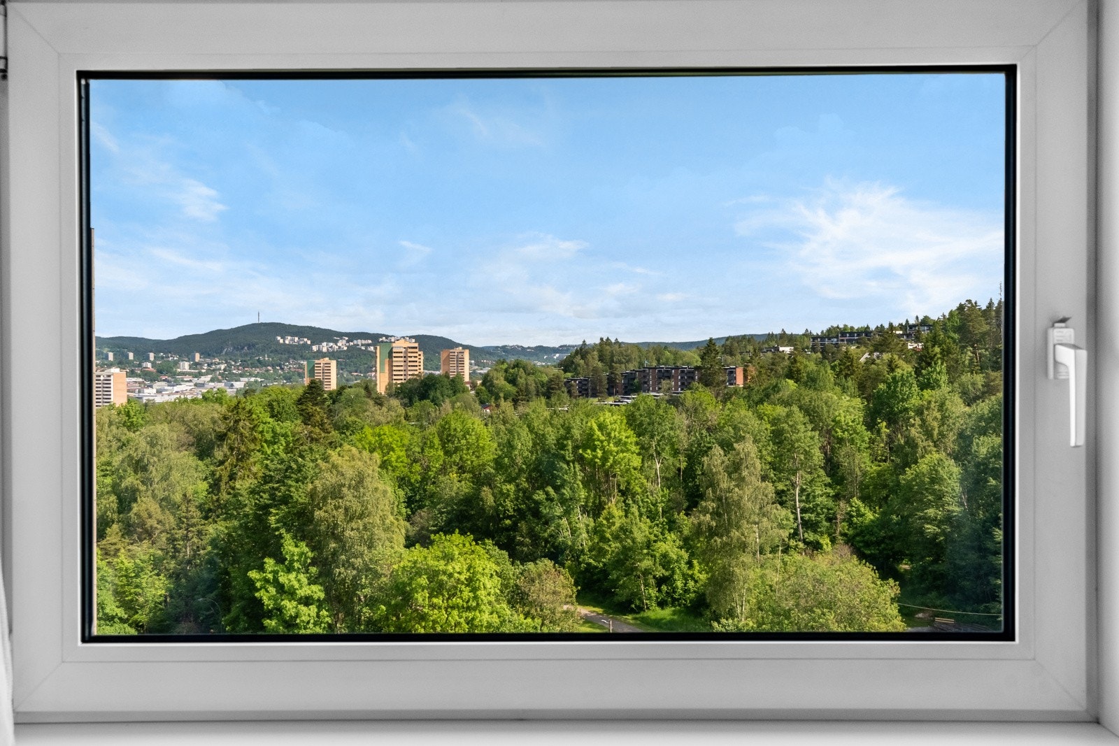 Fra stuen har du en flott utsikt som strekker seg ut over marka, med grønne trær og natur rett utenfor vinduet. Dette skaper en lys og luftig atmosfære inne, samtidig som du får følelsen av å være tett på naturen. Galleribilde