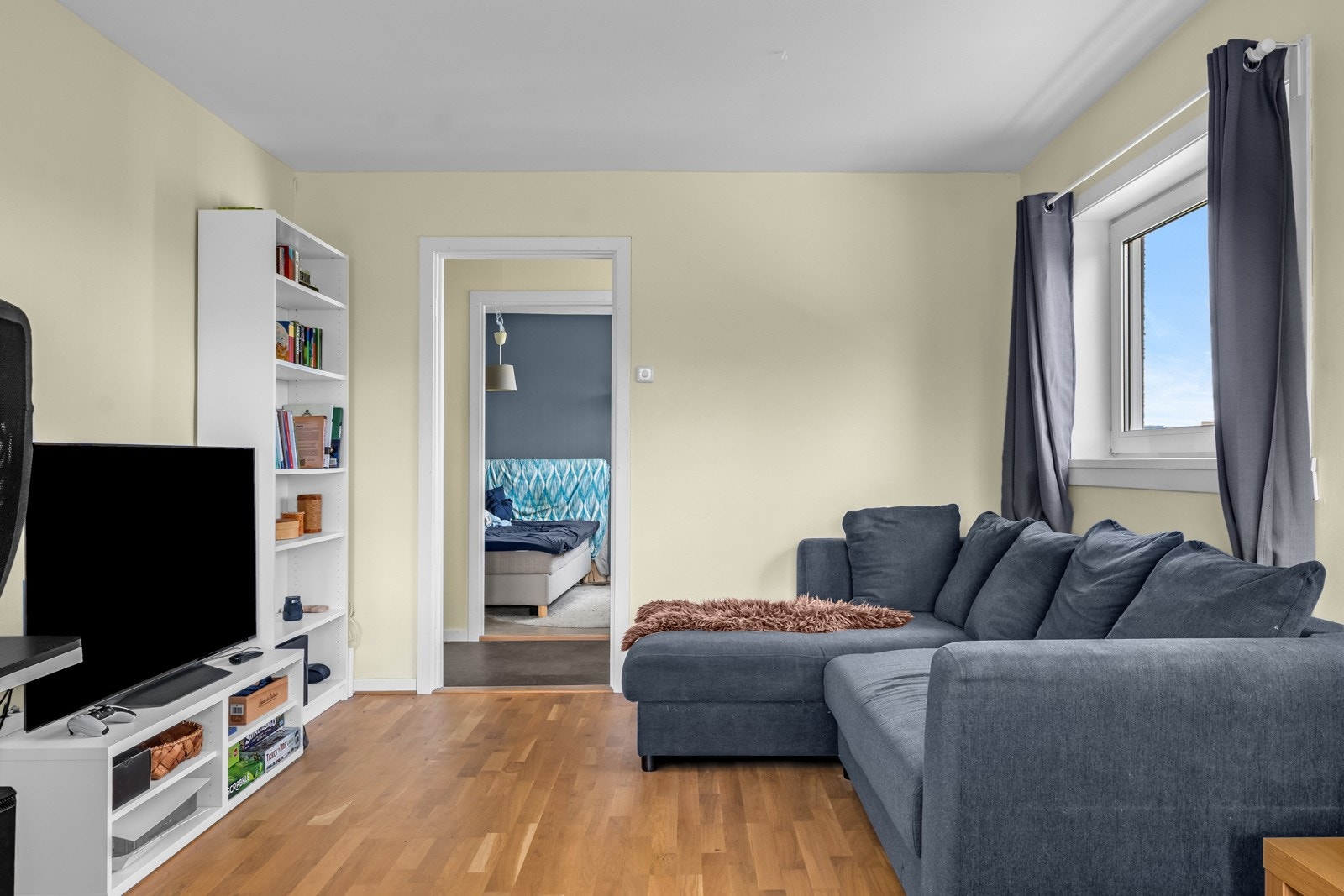 Romslig stue med god plass til både sofa og spisebord Galleribilde