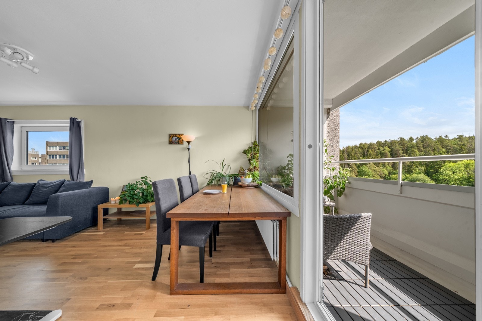 Leiligheten ligger akkurat på marka-grensen, og fra balkongen har du flott utsikt rett inn mot Østmarka. Dette gir en unik følelse av nærhet til naturen samtidig som du bor sentralt. Galleribilde