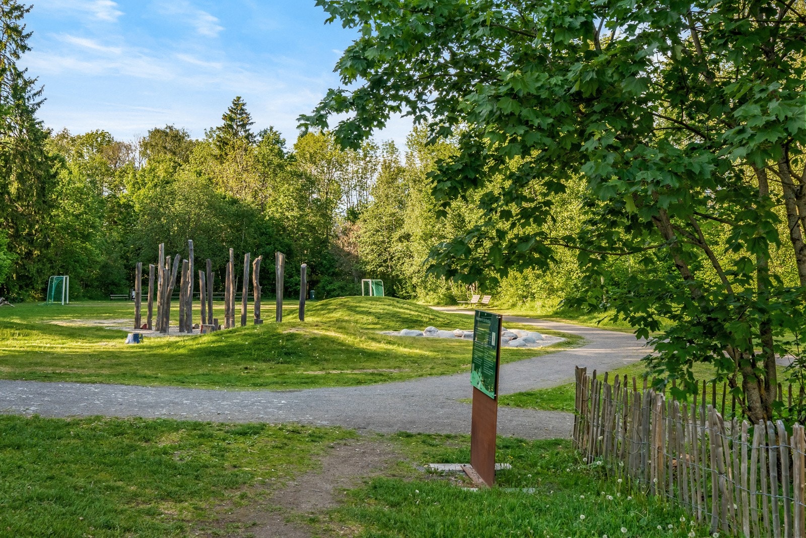 Ved parkeringshuset starter lysløype som blir preparert av skiforeningen om vinteren. Galleribilde