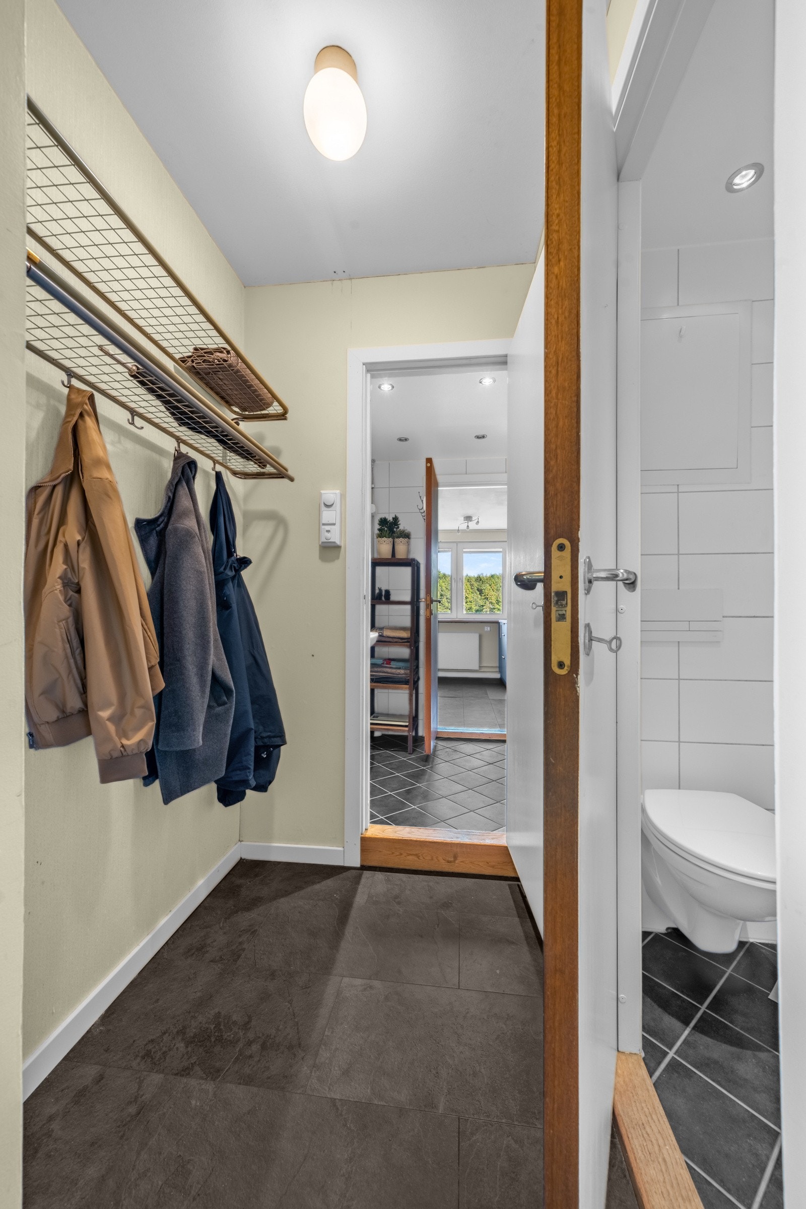 Det er god plass til å henge fra seg klær og sette fra seg sko i den romslige garderoben, som bidrar til en ryddig og innbydende entré. Galleribilde