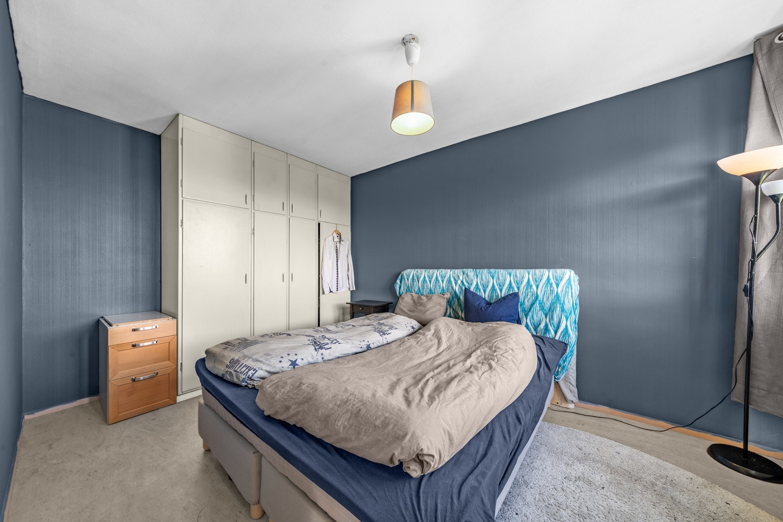 Romslig soverom med praktisk innebygget skapløsning som gir godt med oppbevaringsplass. Galleribilde