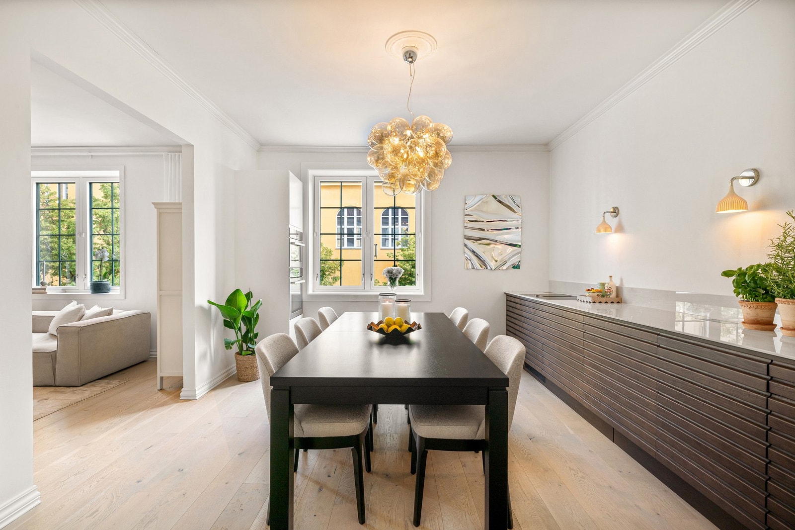 Integrerte hvitevarer består av platetopp, stekeovn, dampovn, oppvaskmaskin og kjøleskap med fryser. Galleribilde