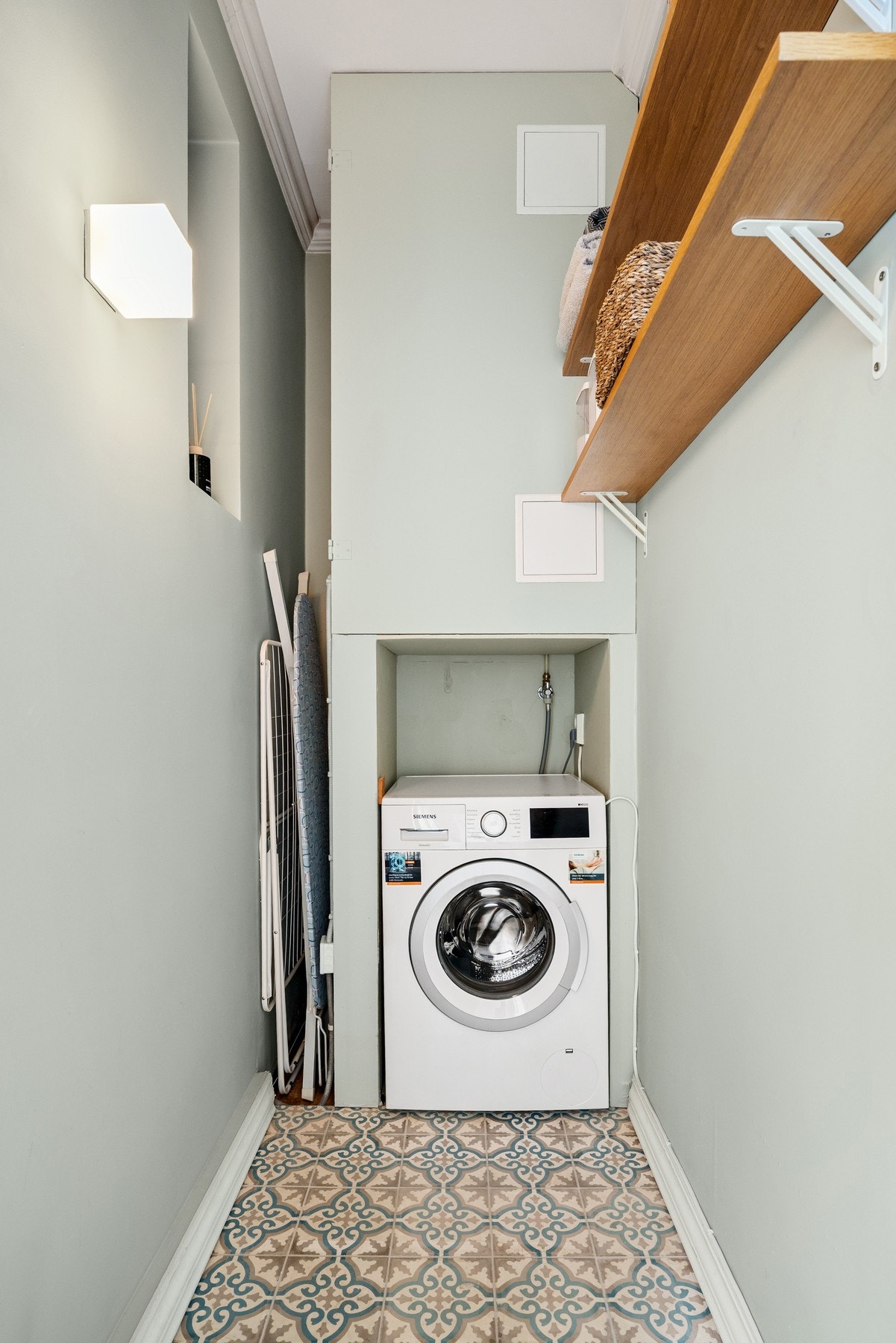 Praktisk rom i tilknytning til soverom 2, med opplegg for vaskemaskin og god plass til oppbevaring. Galleribilde