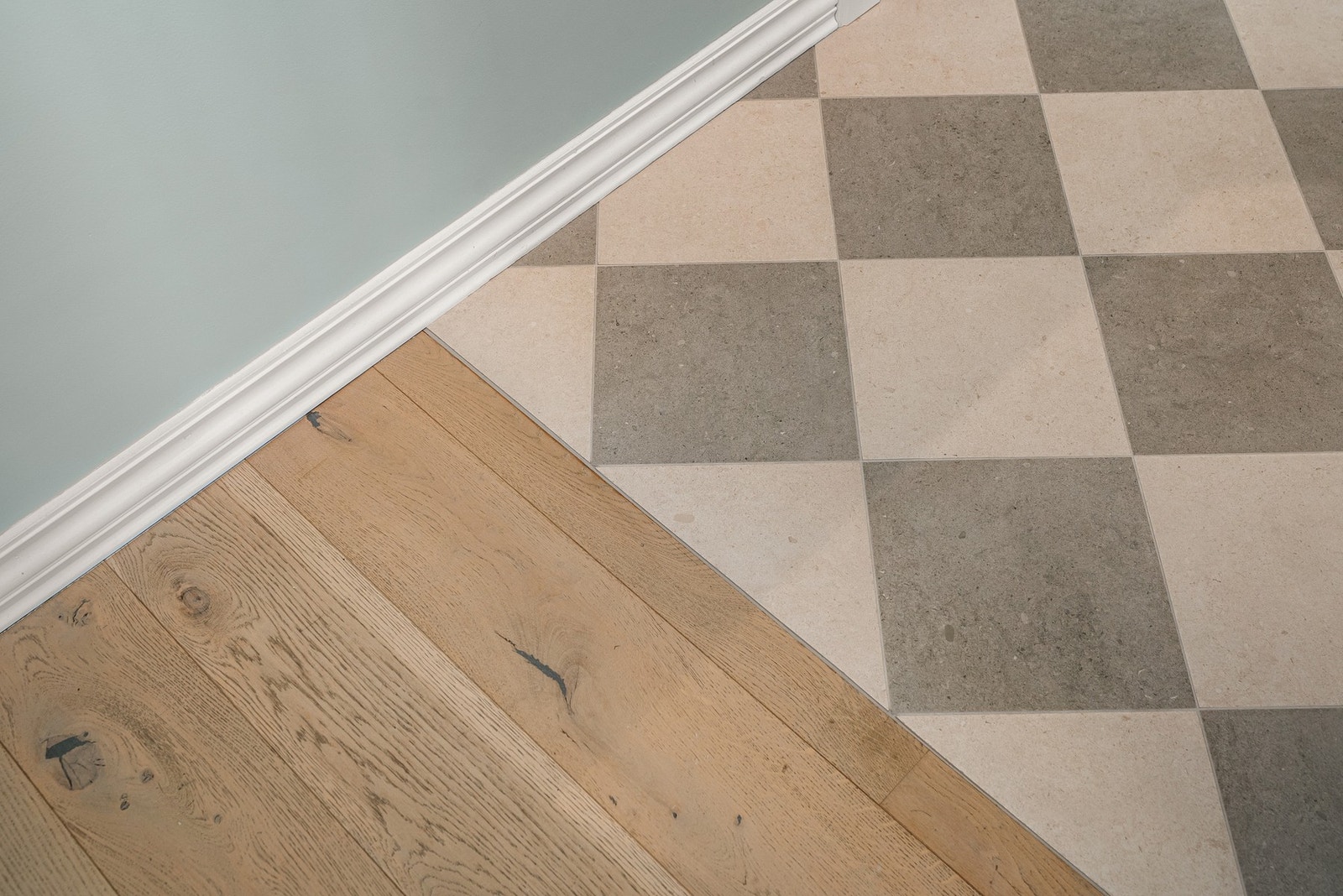 Stilren overgang mellom flis og parkett. Galleribilde