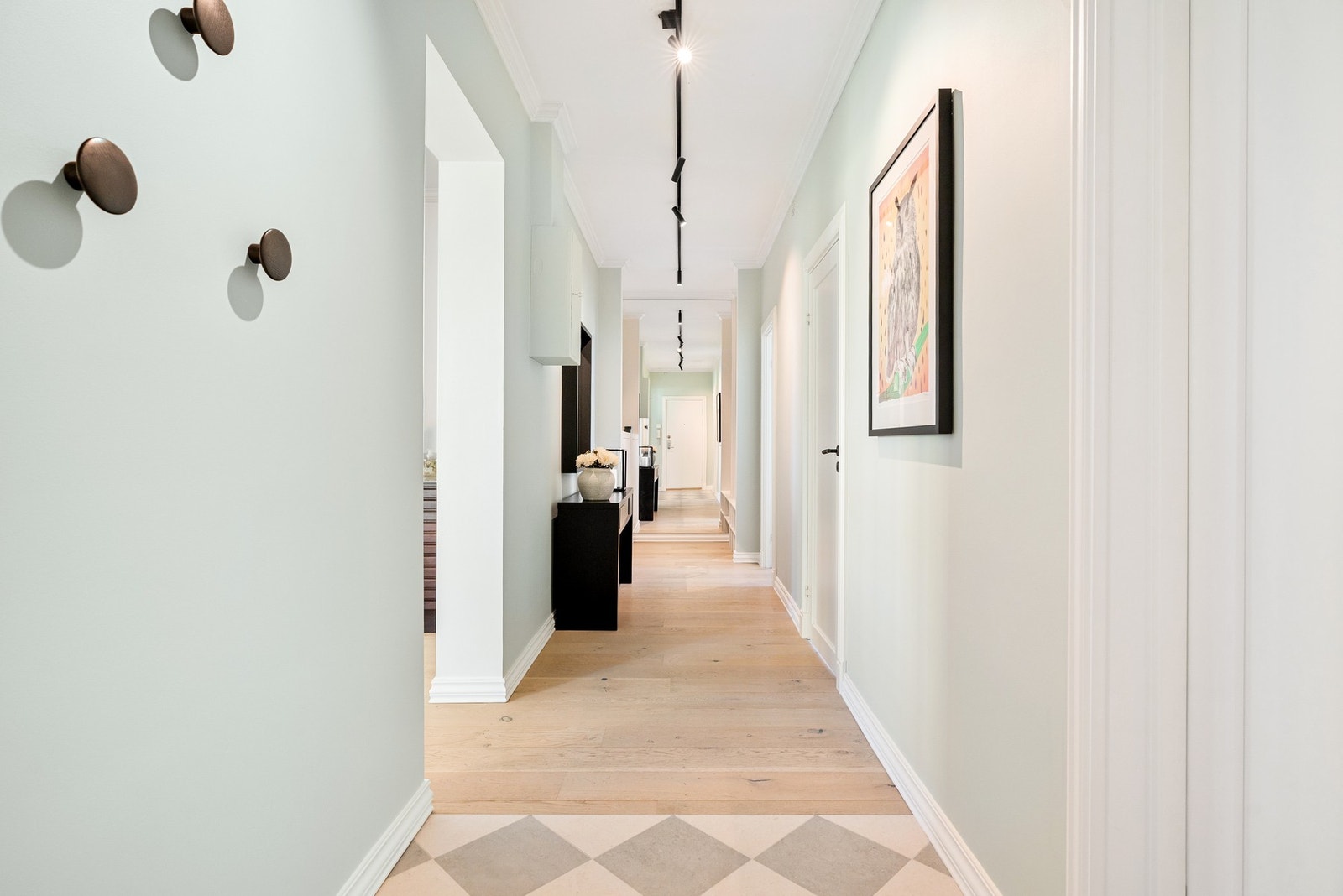 Leiligheten holder en meget god standard, og fremstår som gjennomført og innbydende. Galleribilde