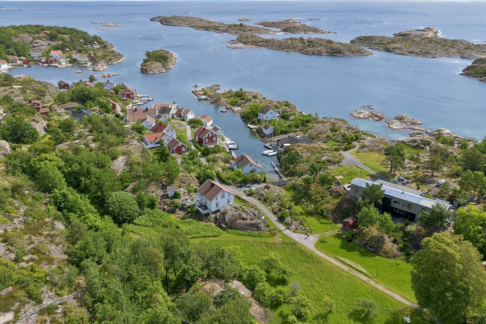 Tomten består bl.a. av arealet nede til venstre i bildet Galleribilde