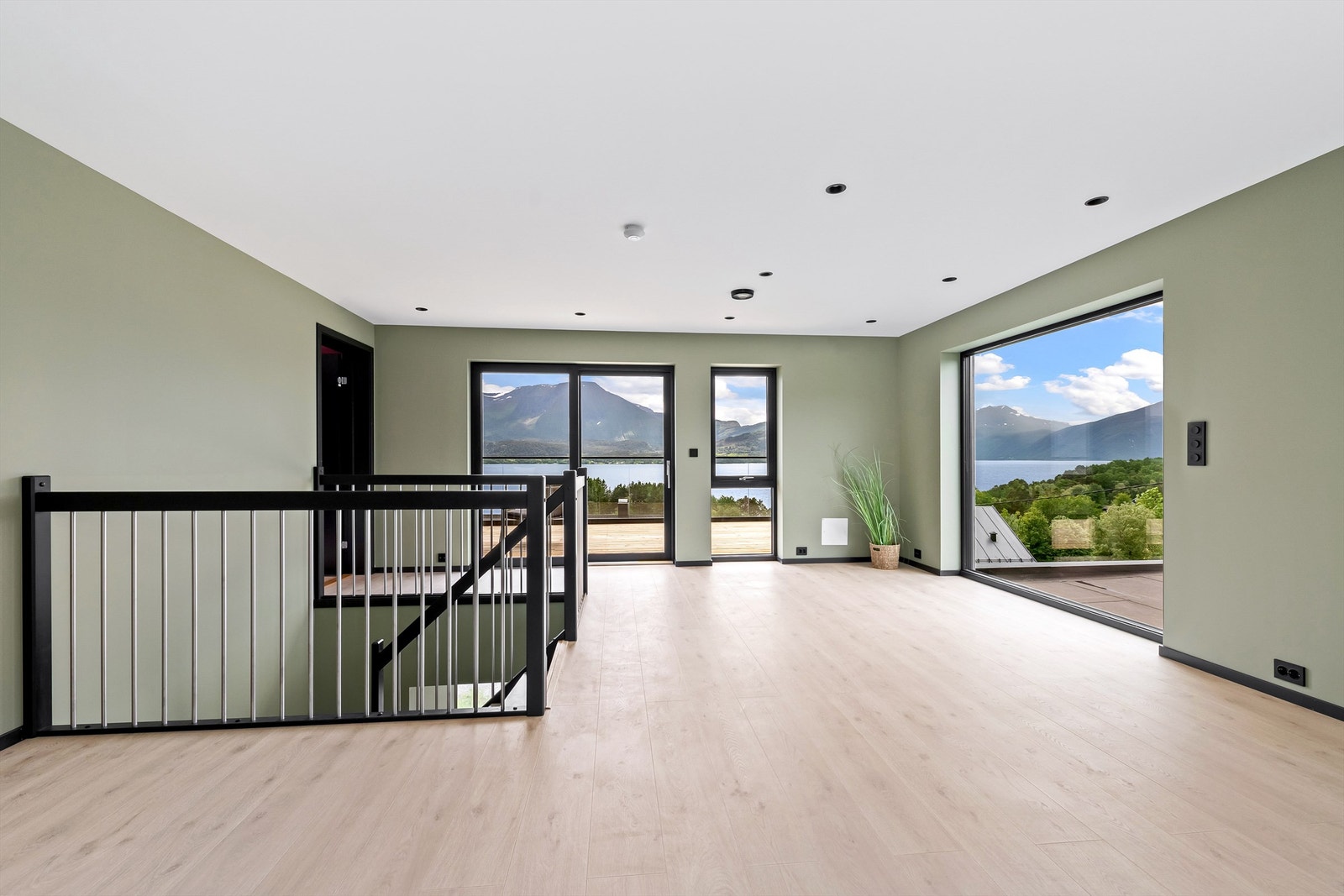 Stue i 2. etasje med utgang til terrassen Galleribilde