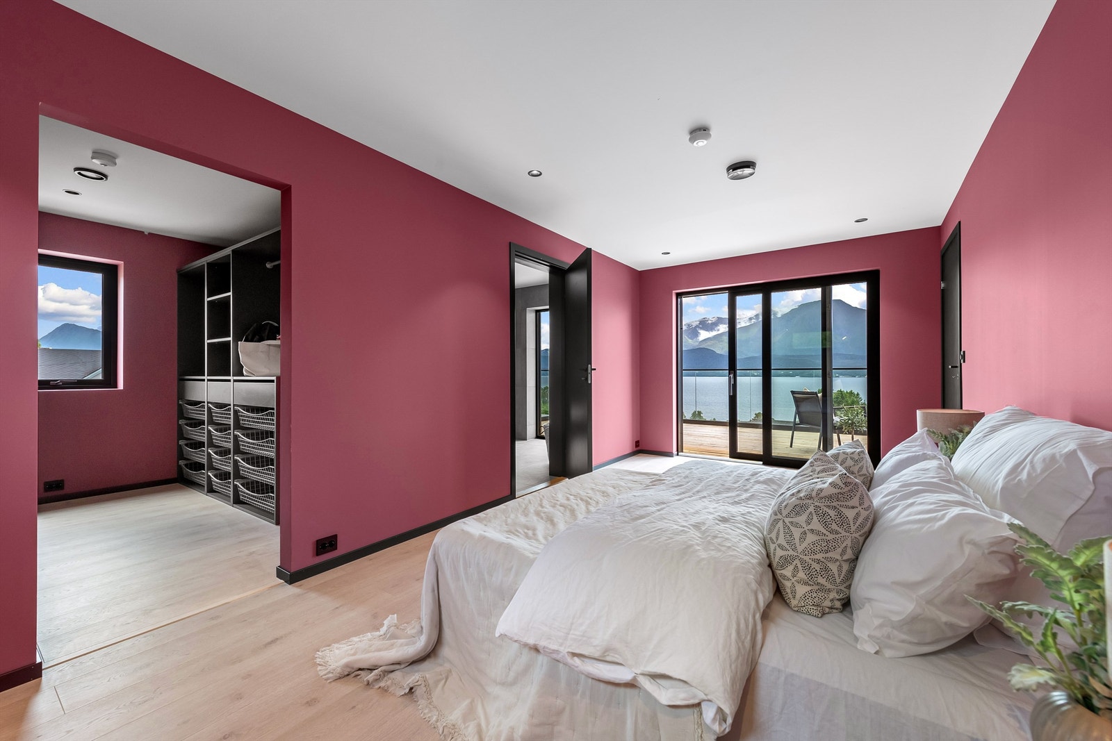 Stort hovedsoverom med tilkomst til eget garderoberom og adkomst til bad Galleribilde