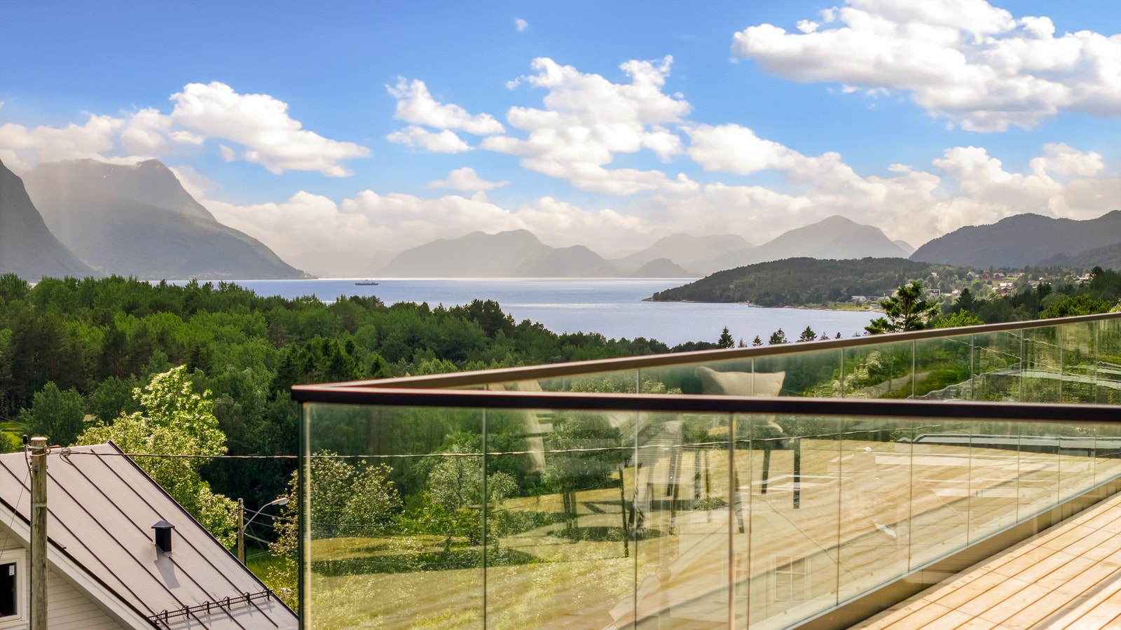 Nydelig utsikt fra takterrassen mot fjord og fjell Galleribilde