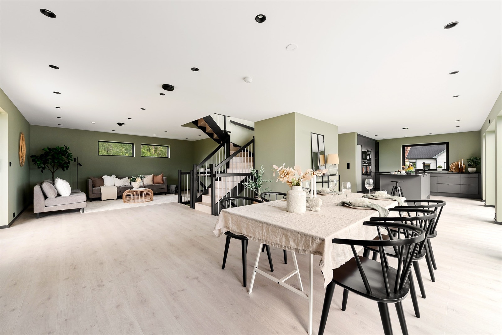 Stor romslig stue/spisestue og kjøkken i åpen løsning med god plass til flere soner Galleribilde