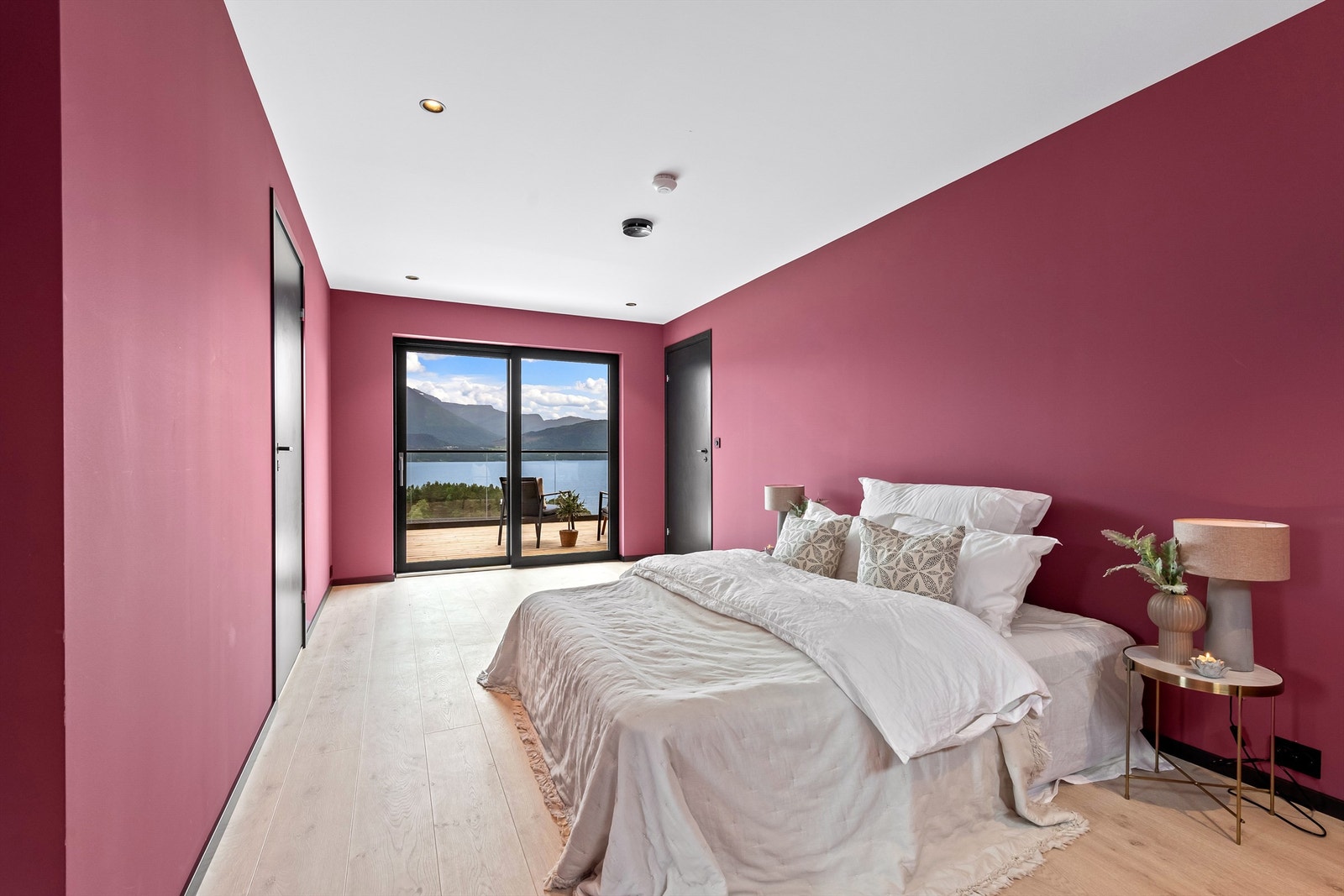 Stort og romslig soverom i 2. etasje Galleribilde