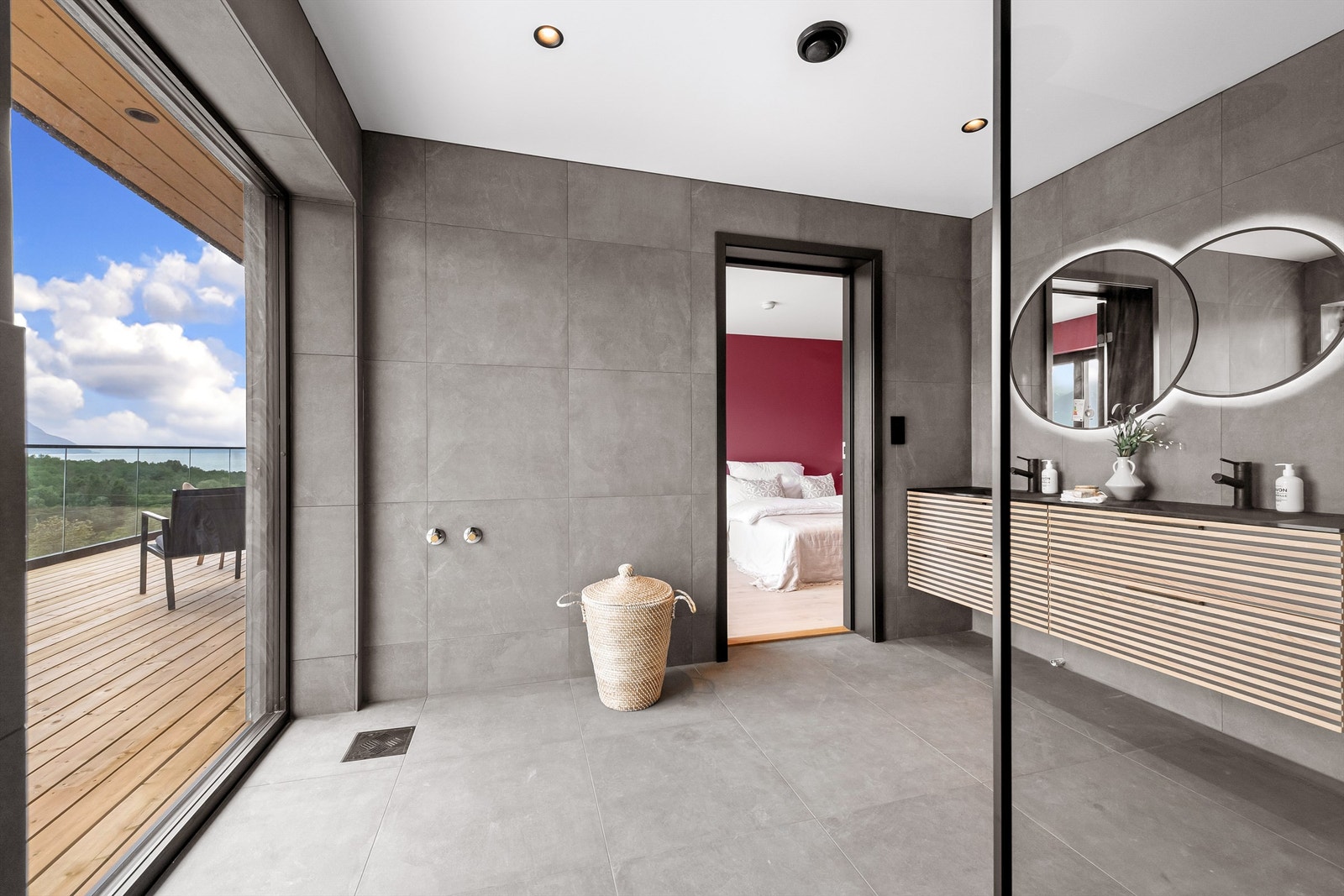 Flott flislagt med stor stort vindu som gir flott utsikt og gode lysforhold Galleribilde