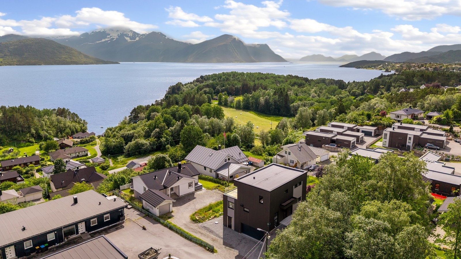 Dronebilde av eiendommen og nærområdet Galleribilde