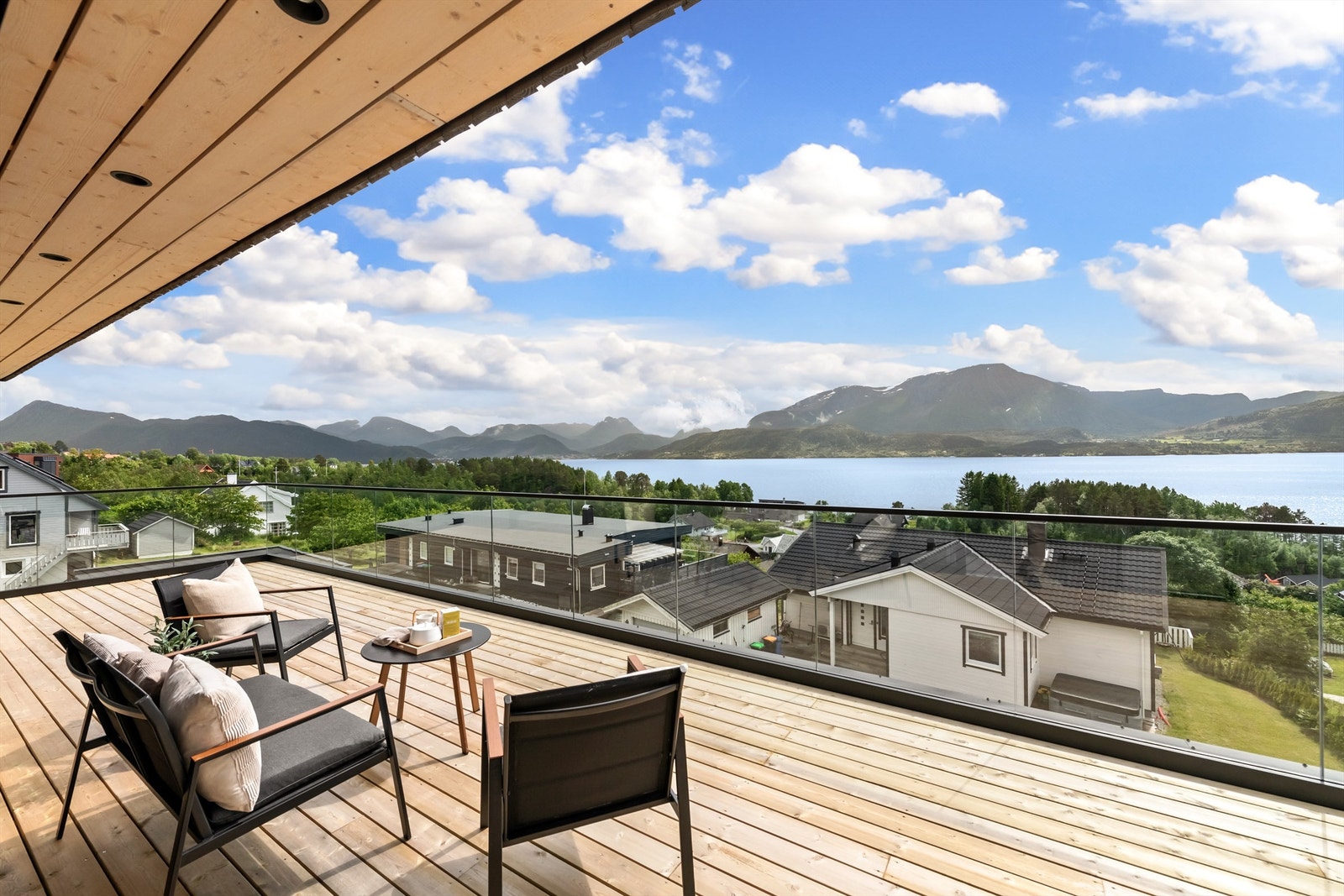 Takterrasse på 34 kvm med glassrekkverk og nydelig utsikt Galleribilde