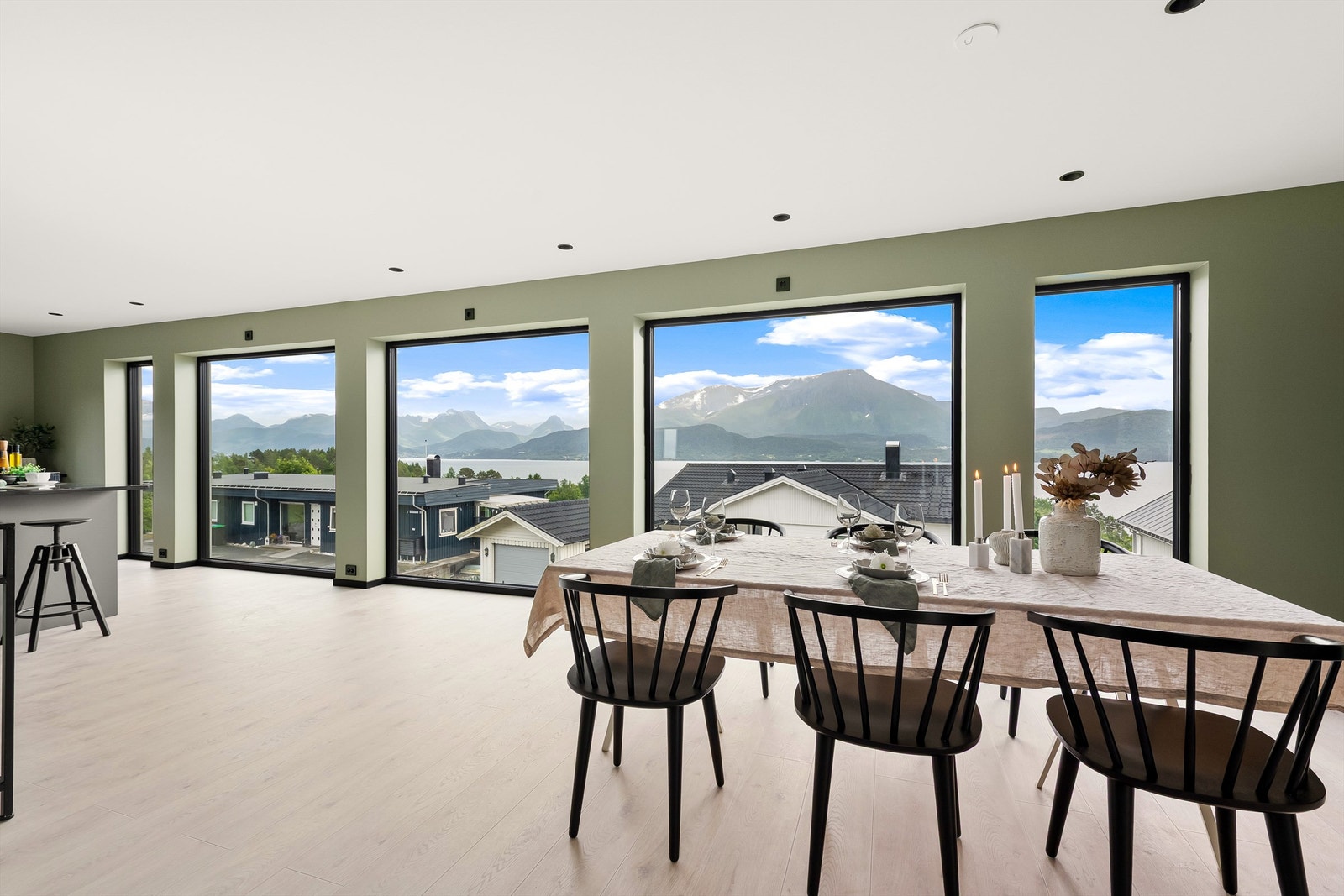 Stor åpen stue, spisestue og kjøkkenløsning på 65 kvm med store vindusflater og godt med naturlig lysinnslipp. Fantastisk utsikt Galleribilde