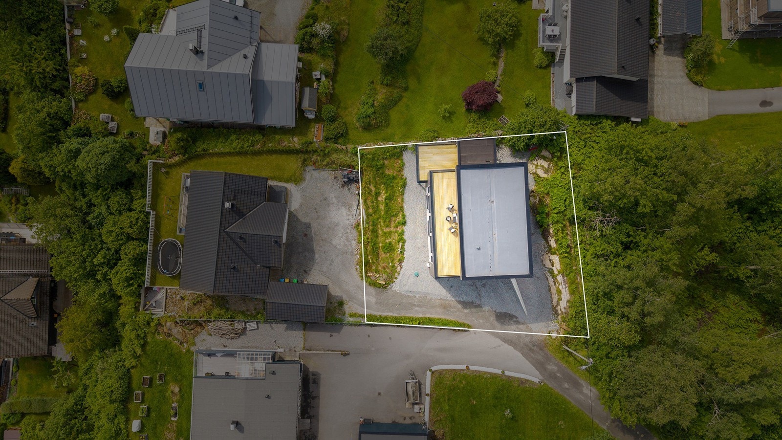 Dronebilde av eiendommen og tomtegrenser sett fra fugleperspektiv Galleribilde