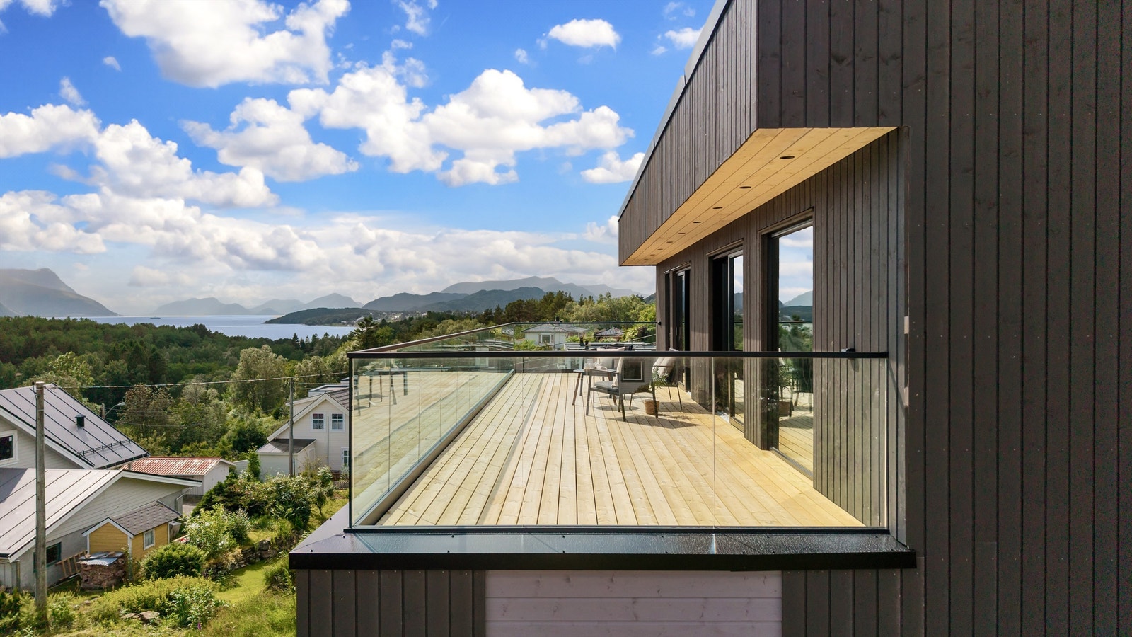 Stor og romslig takterrasse i 2. etasje på 34 kvm med glassrekkverk Galleribilde