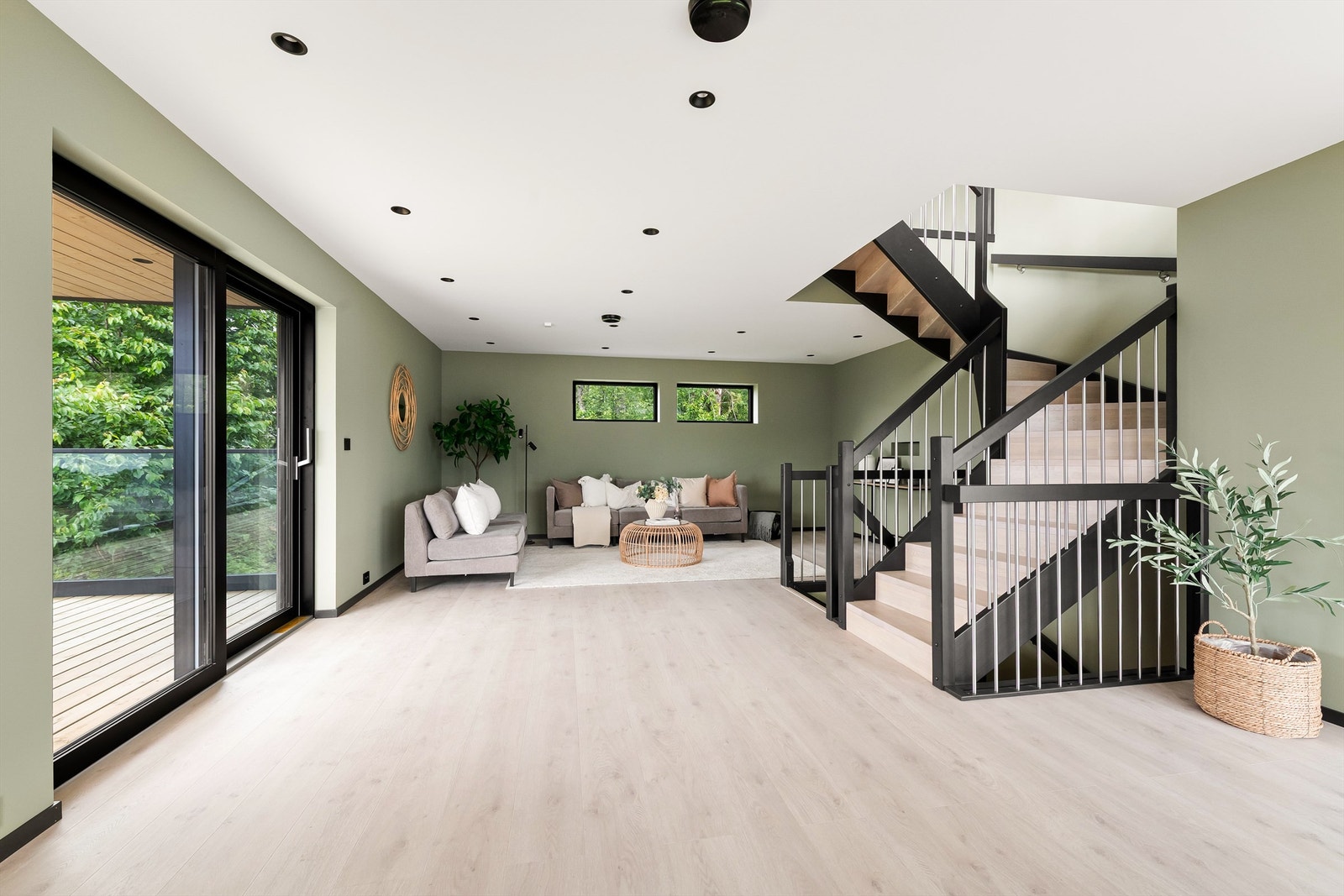 Innvendig trapp i tre og metall mellom etasjene. Stor skyvedør fra stue til sydvestvendt balkong på 27 kvm Galleribilde