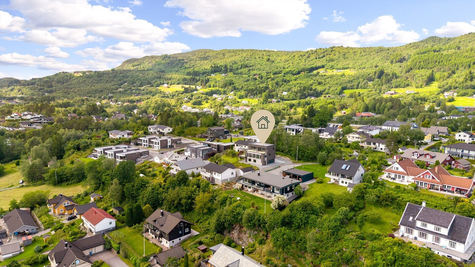 Dronebilde tatt fra sydøst med Emblemsfjellet i bakgrunnen Galleribilde