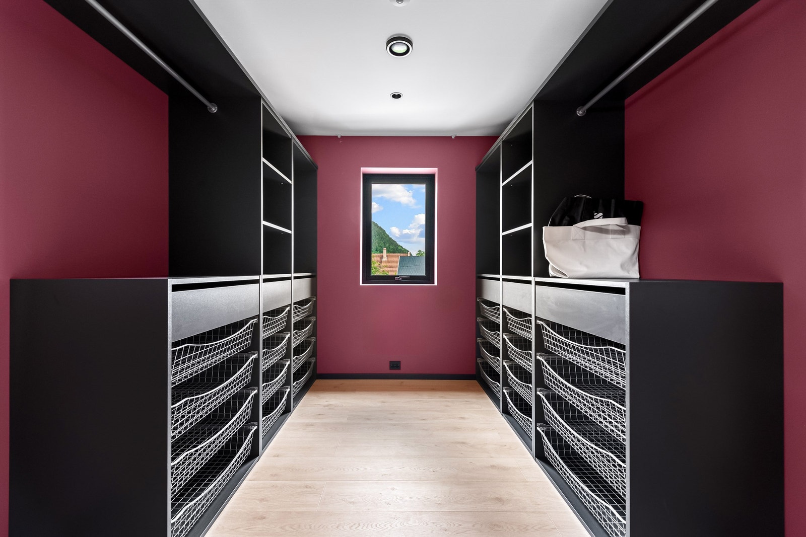 Garderoberom med sort fast garderobeinnredning med gode oppbevaringsmuligheter. Galleribilde