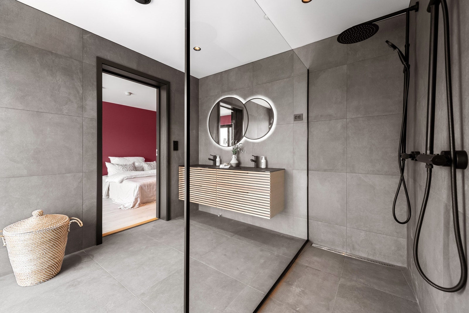 Dusjnisje med glassvegg og dobbelt dusjarmatur med hånddusj og regndusj Galleribilde