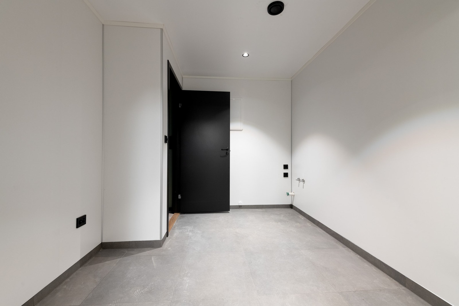 Flislagt gulv med gulvvarme, malte vegger og tak. Opplegg for vaskemaskin. Det er adkomst til garasje fra vaskerommet Galleribilde