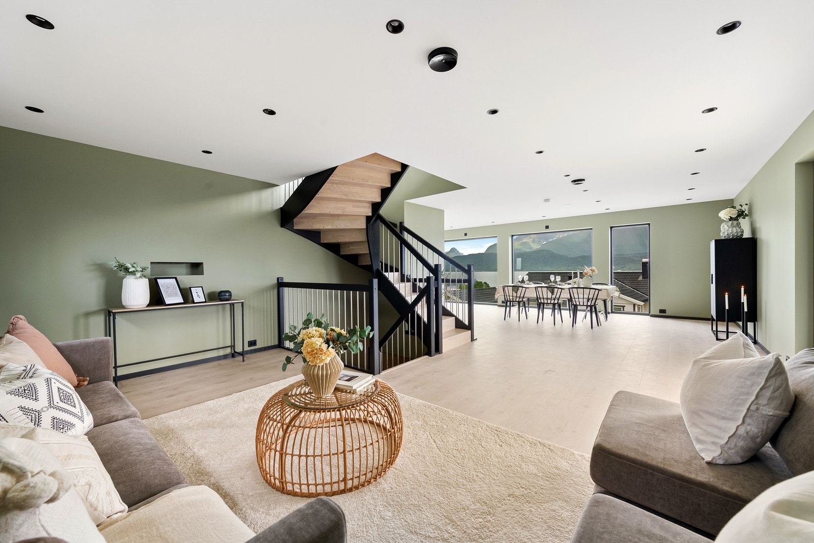 Stor åpen stue/spisestue og kjøkkenløsning Galleribilde